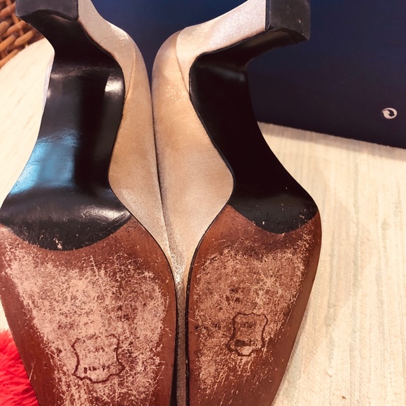 Stuart Weitzman gold fabric pumps - Picture 3 of 4